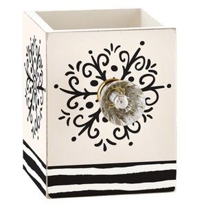 NWT Santa Barbara Design Studio Snowflake Pencil Holder